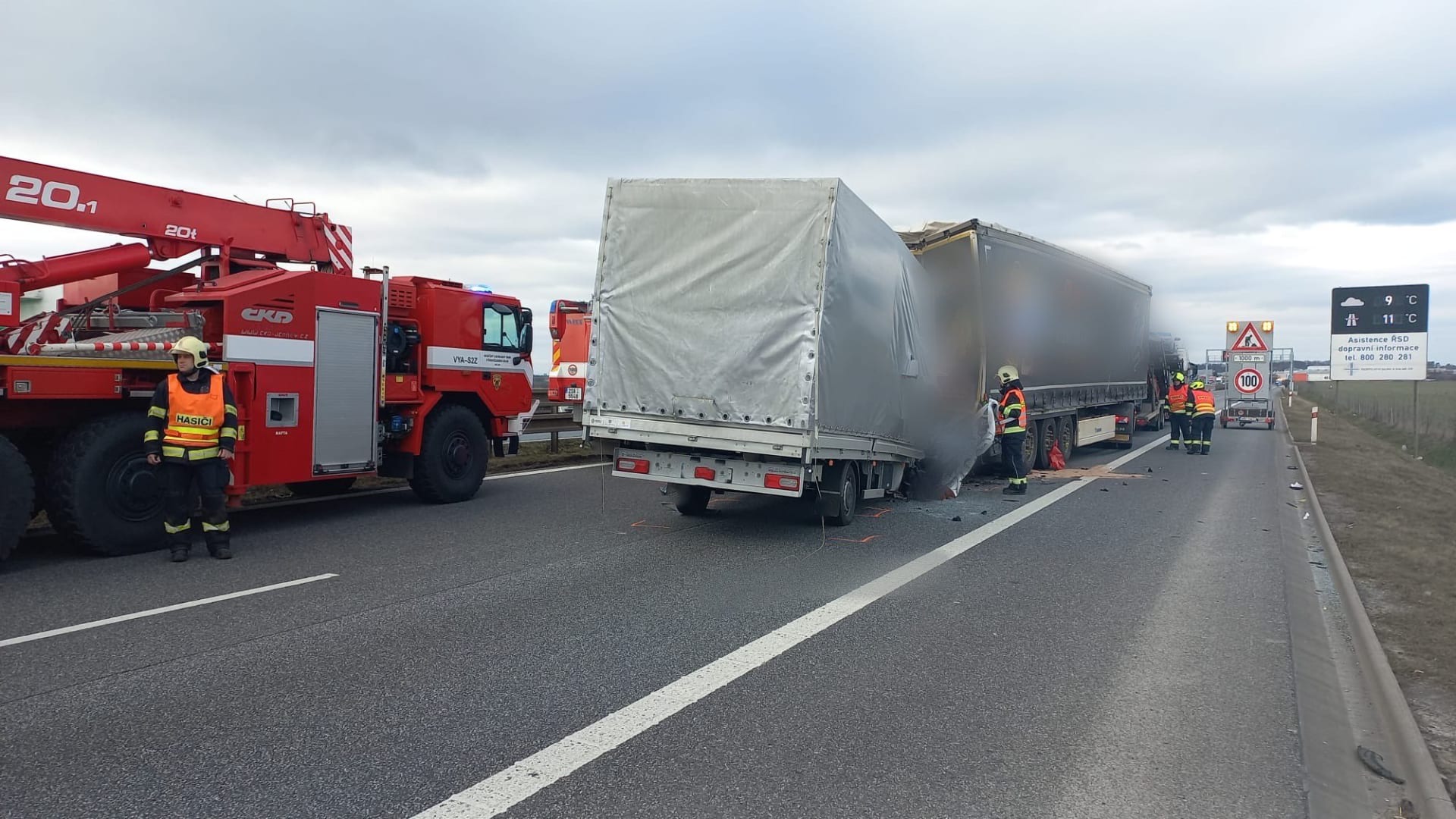 Na dálnici D8 zemřel při nehodě dvou nákladních aut a dodávky muž (14. 2. 2024).