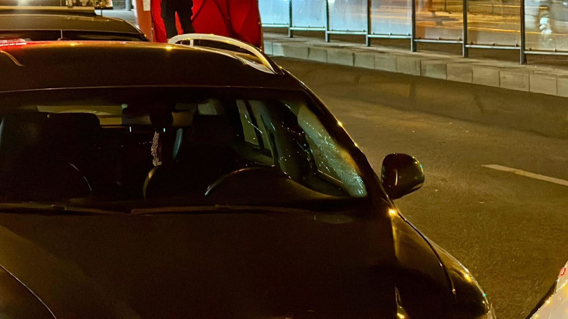 V ulici Evropská u hotelu Diplomat na Praze 6 došlo ke srážce chodce a s autem.