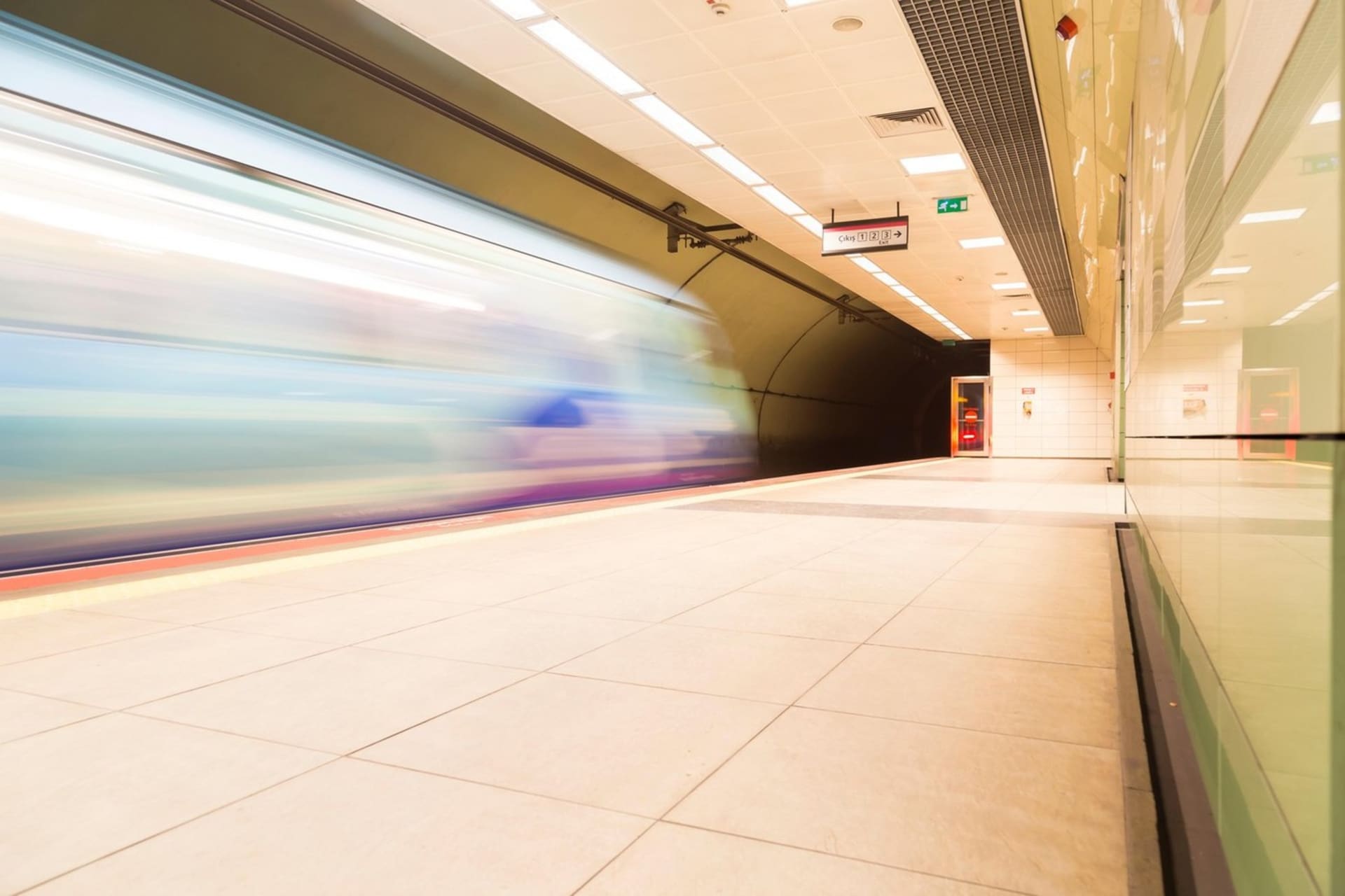 Konečná zastávka londýnského metra Dalston Junction, kde se snažila žena vystoupit 