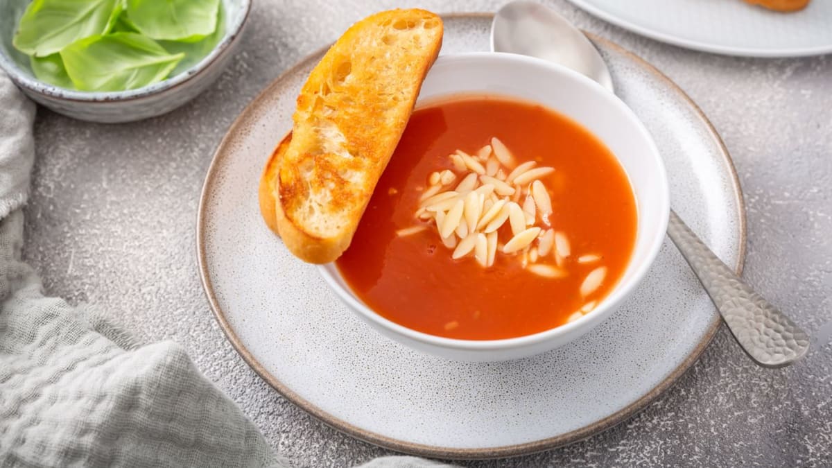 Desetiminutová rajčatová polévka s těstovinami