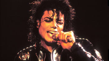 Takhle vypadá filmový Michael Jackson. První fotka ukazuje fascinující podobu krále popu a mladého herce