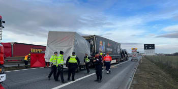 Smrtelná nehoda na dálnici D8: Střet dvou nákladních aut a dodávky nepřežil jeden z řidičů