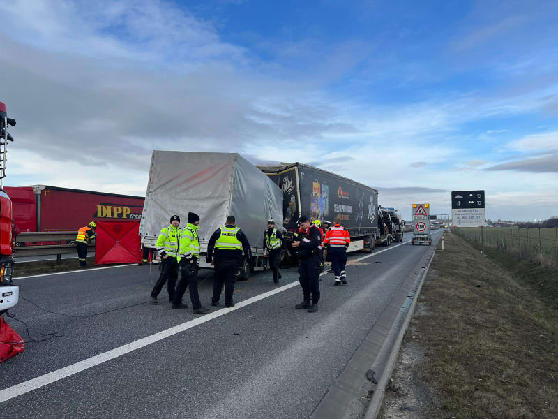 Na dálnici D8 zemřel při nehodě dvou nákladních aut a dodávky muž (14. 2. 2024).