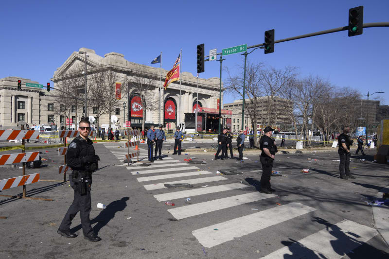 Policie v Kansas City zadržela podezřelé po střelbě při oslavě vítězství v Super Bowlu.