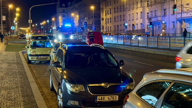 V ulici Evropská u hotelu Diplomat na Praze 6 došlo ke srážce chodce a s autem.