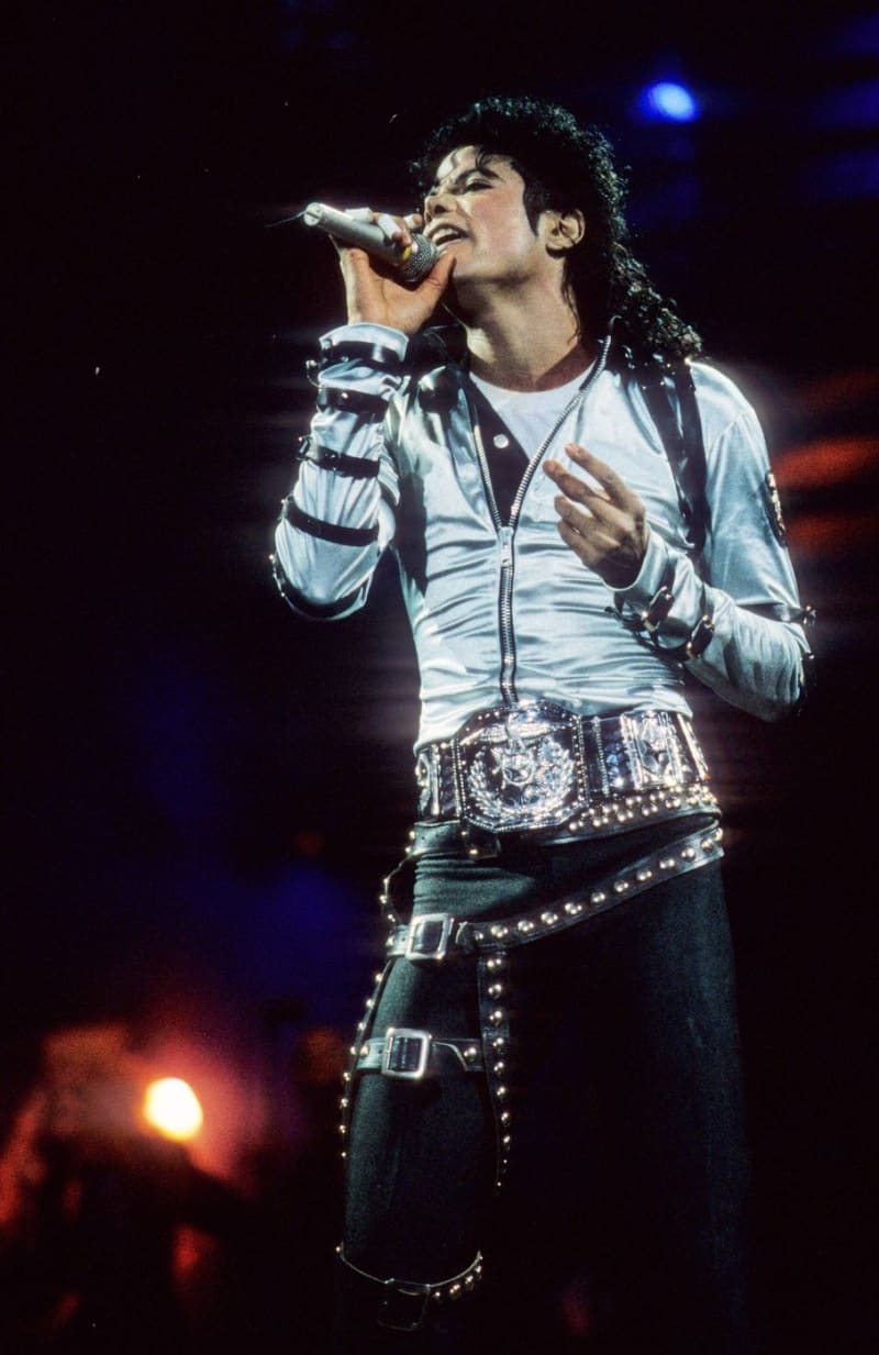 Michael Jackson během jednoho ze svých koncertů v roce 1988.