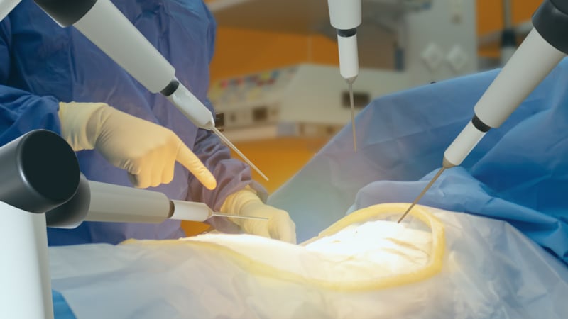 Chirurgický robot a jeho mistrovská operace. Video zachycuje neuvěřitelný zákrok na křepelčím vejci
