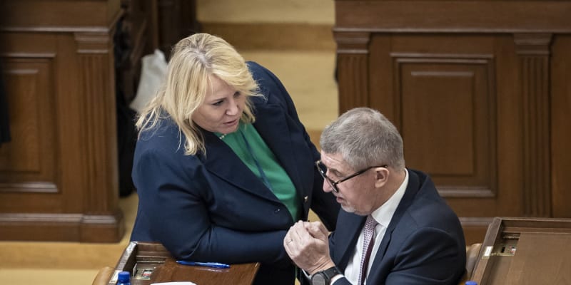 Klára Dostálová a Andrej Babiš při jednání Poslanecké sněmovny