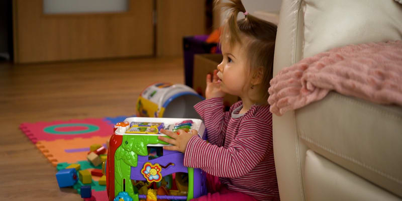 Dcera Bella má v obývacím pokoji svůj dětský koutek. 