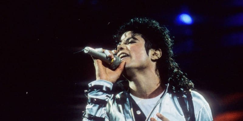 Michael Jackson během jednoho ze svých koncertů v roce 1988.