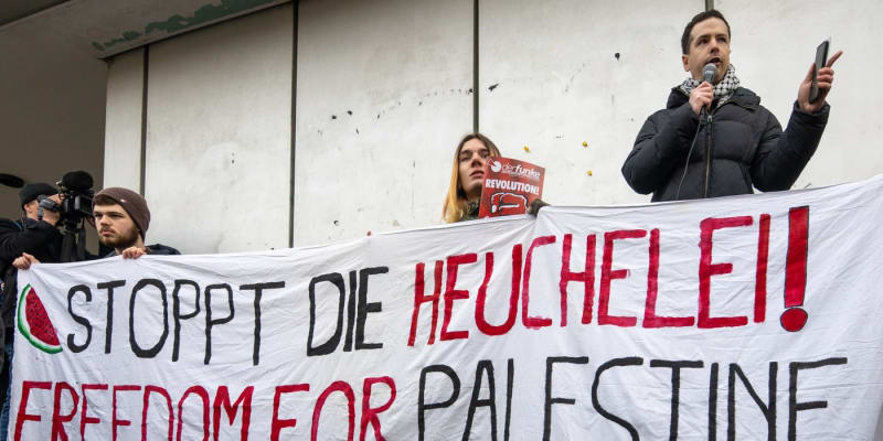 Studenti berlínské Svobodné univerzita na demonstraci po napadení studenta.