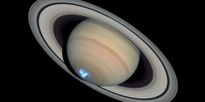 Saturn je druhou největší planetou Sluneční soustavy