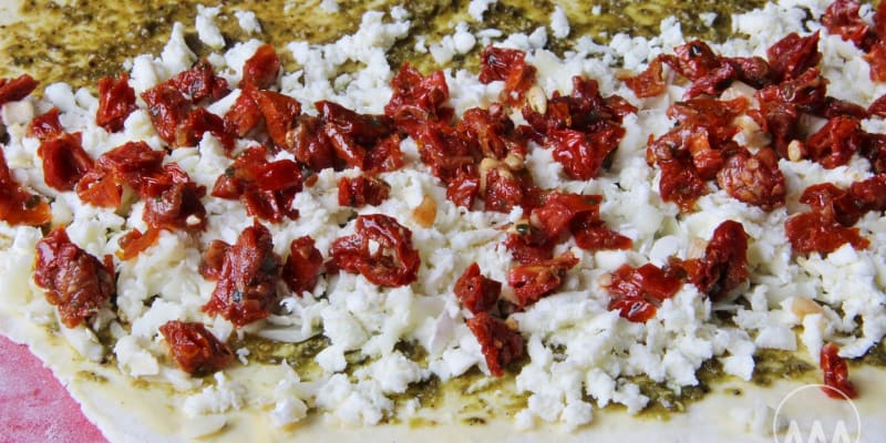 Caprese twister z listového těsta s pestem, sušenými rajčaty a mozzarellou