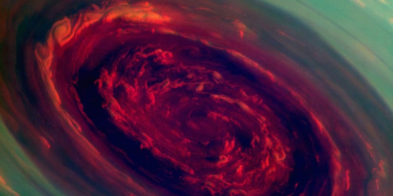 Bizarní bouře na Saturnu by pojala čtyři planety Země
