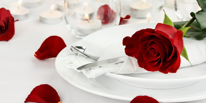 Valentýnská tabule: Nehodláte se spokojit s ničím jiným než dokonale provedenou klasikou? Pak budete potřebovat bílý porcelán, bílý ubrus a červené růže.