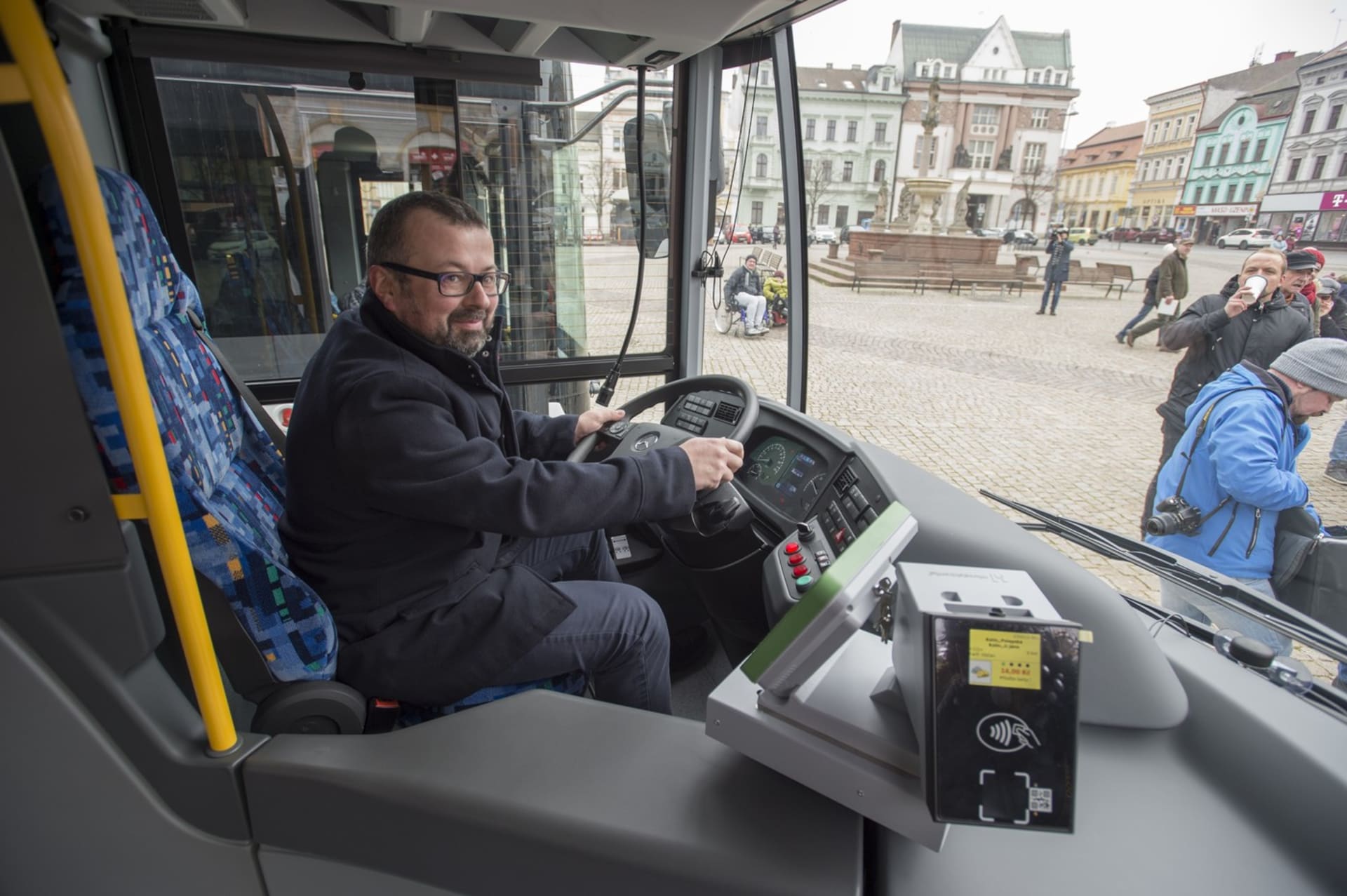 Místostarosta Kolína Michal Najbrt v roce 2020, kdy si vyzkoušel místo řidiče v jednom z nových autobusů Okresní autobusové dopravy Kolín.