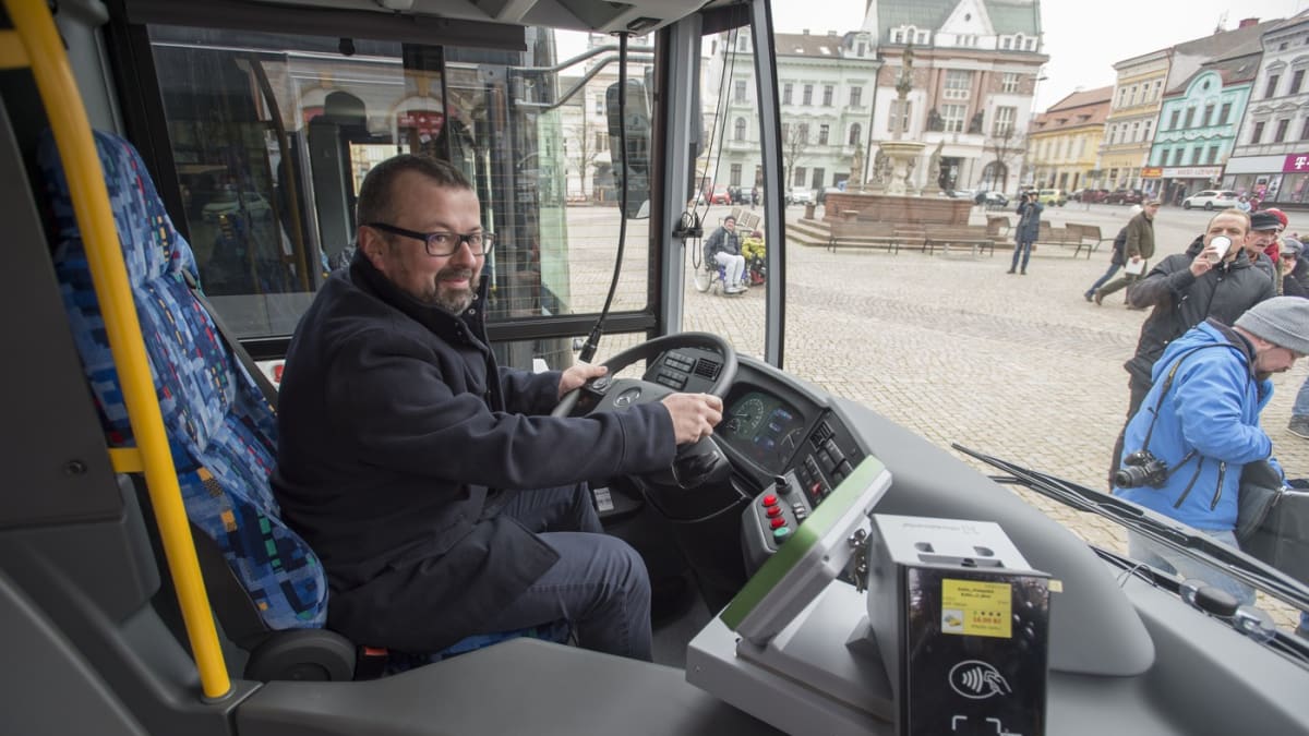 Místostarosta Kolína Michal Najbrt v roce 2020, kdy si vyzkoušel místo řidiče v jednom z nových autobusů Okresní autobusové dopravy Kolín.