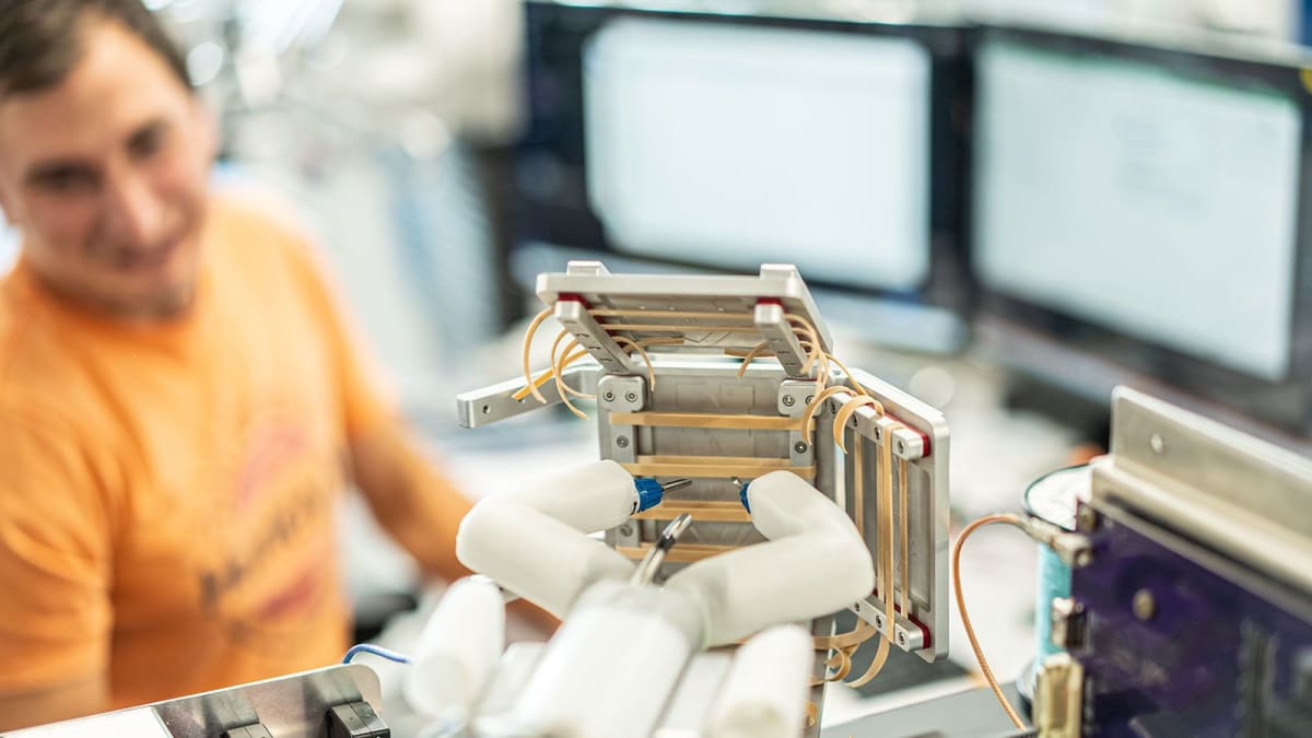 Malý chirurgický robot spaceMIRA poprvé provedl operaci ve vesmíru.