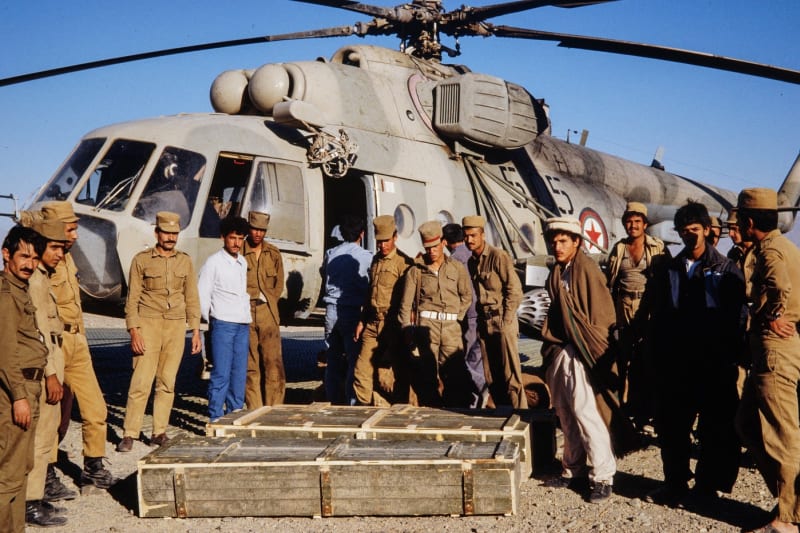 Afghánští povstalci po odchodu sovětských sil na vývalé letecké základně v Bagrámu ukořistili množství zbraní včetně vrtulníků