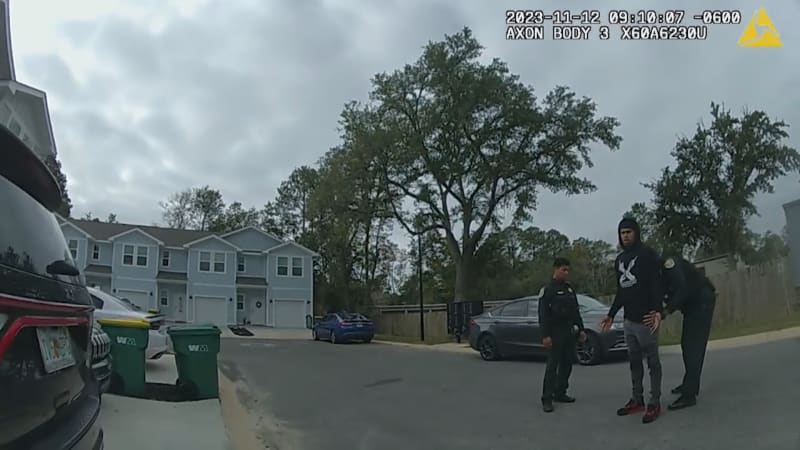 Policista z Floridy vystřílel do služebního vozu se zatčeným celý zásobník, zmátl ho zvuk dopadajícího žaludu na střechu vozu.