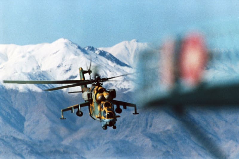 Mi-24 hlídkující nad horami poblíž Kábulu