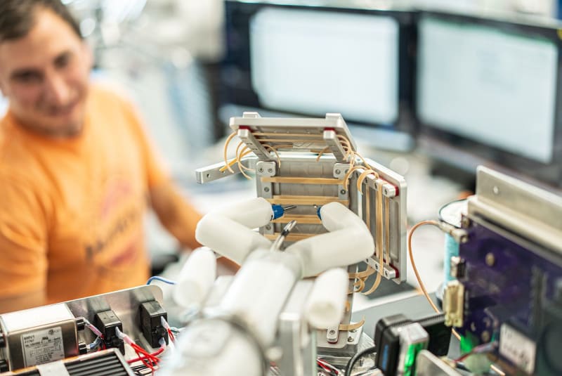 Malý chirurgický robot spaceMIRA poprvé provedl operaci ve vesmíru.