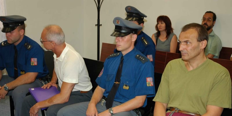 Michal Kutílek a Josef Kott, kteří si odpykávali doživotní tresty za čtyři vraždy