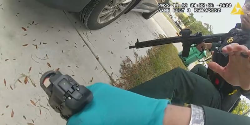 Policista z Floridy vystřílel do služebního vozu se zatčeným celý zásobník, zmátl ho zvuk dopadajícího žaludu na střechu vozu.