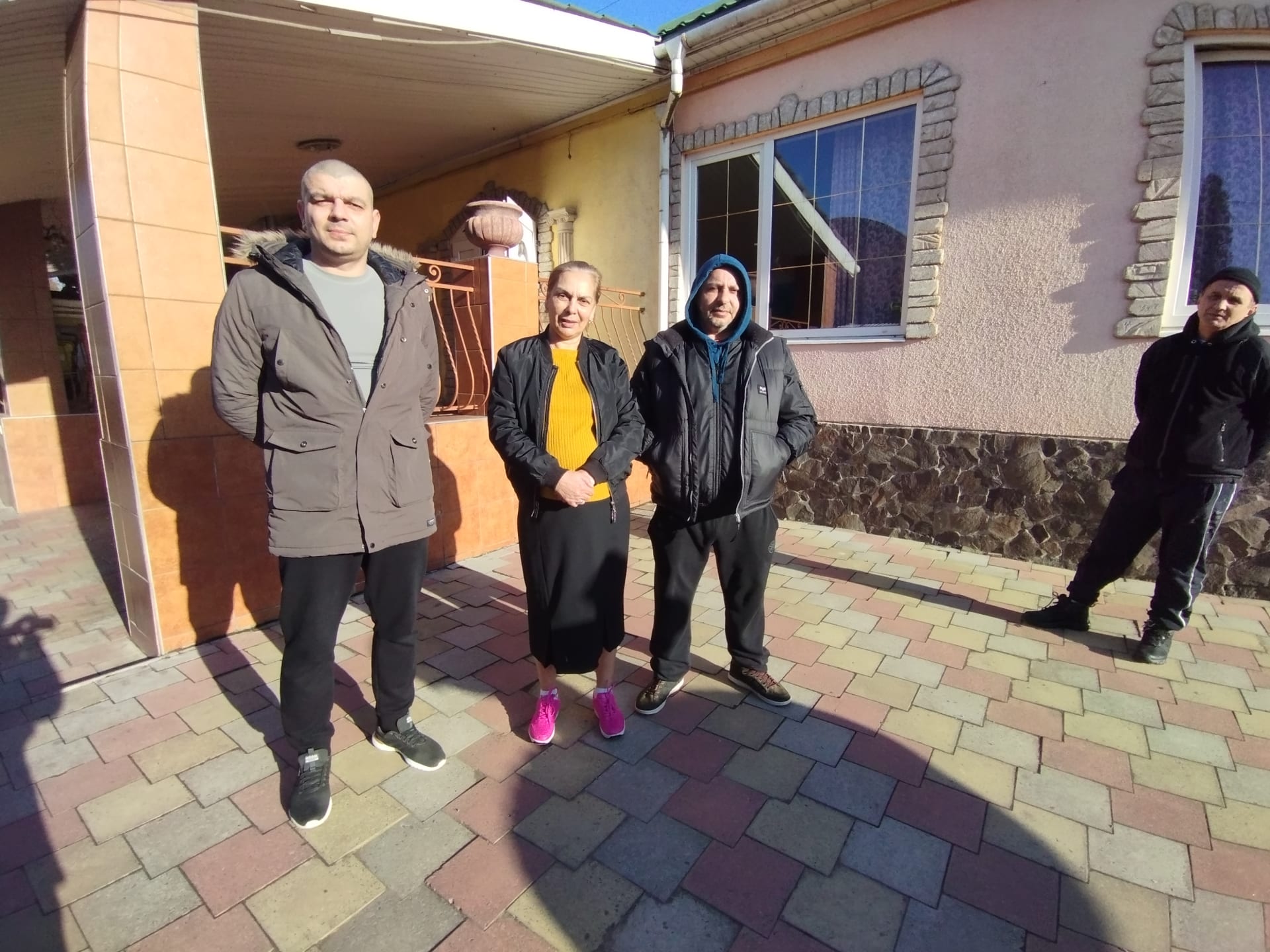 Uprchlíci z Donbasu v zařízení Blaho v Užhorodě. Věra Alexandrovna Petrovič z ostřelovaného Slovjanska, Jura Nikolajenko z totálně rozštříleného Vuhledardu u Doněcka a Griša Udavičenka z Luhanské oblasti.