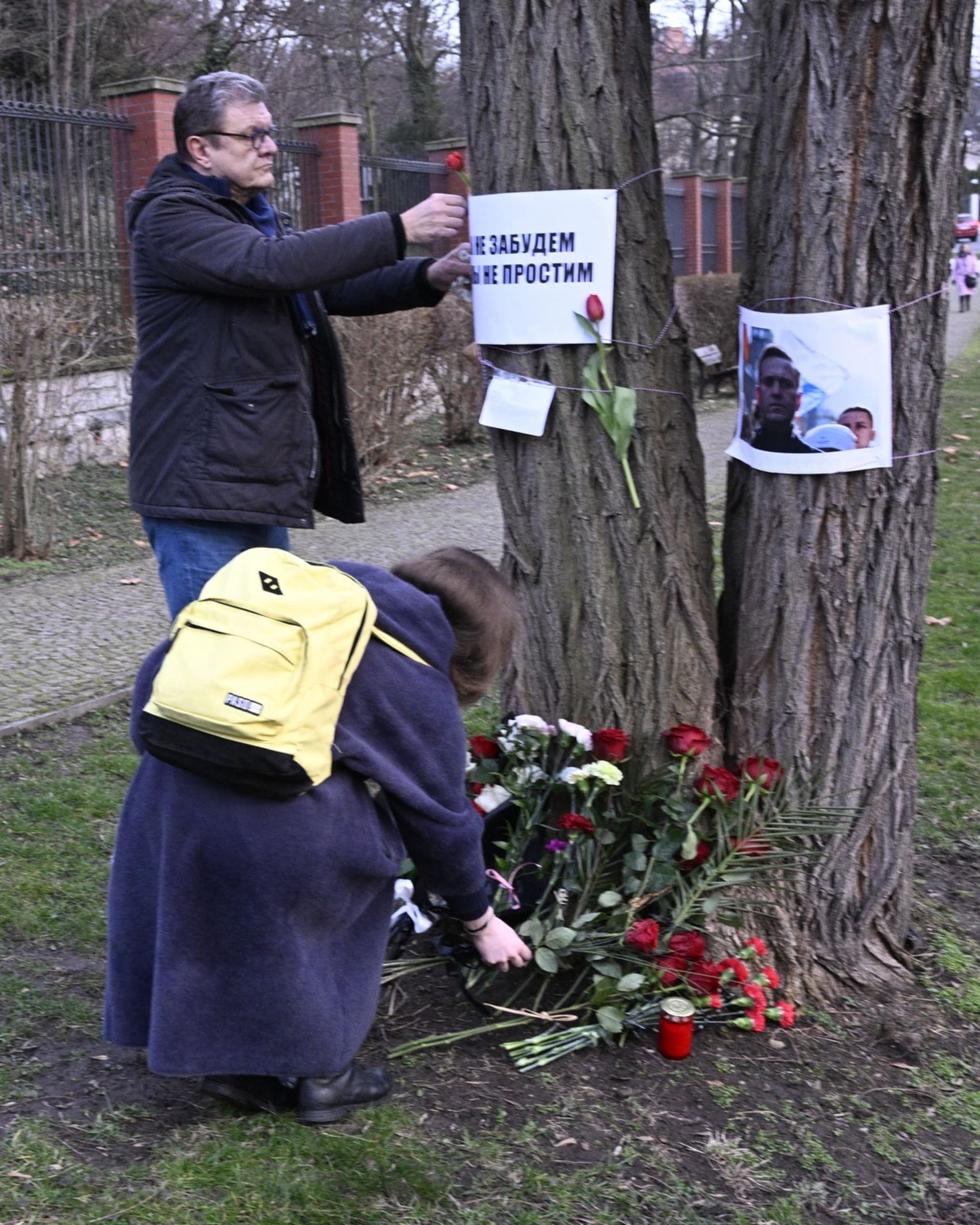 Lidé přišli uctít památku Navalného na náměstí Borise Němcova v Praze, kde sídlí velvyslanectví Ruské federace (16. 2. 2024).