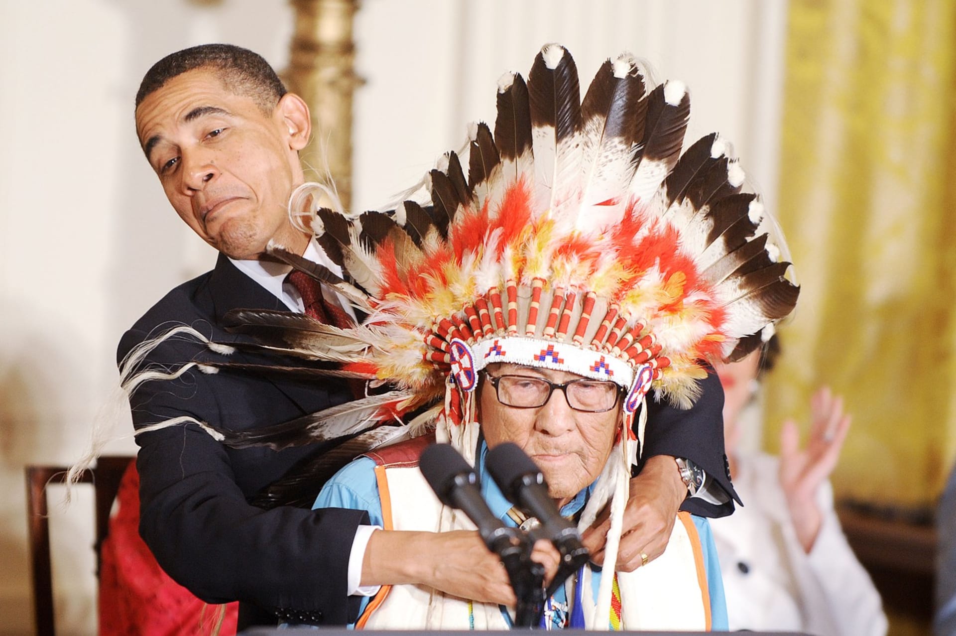 Barack Obama roku 2009 udělil poslednímu indiánskému náčelníkovi Joeu Medicine Crowovi Prezidentskou medaili svobody.
