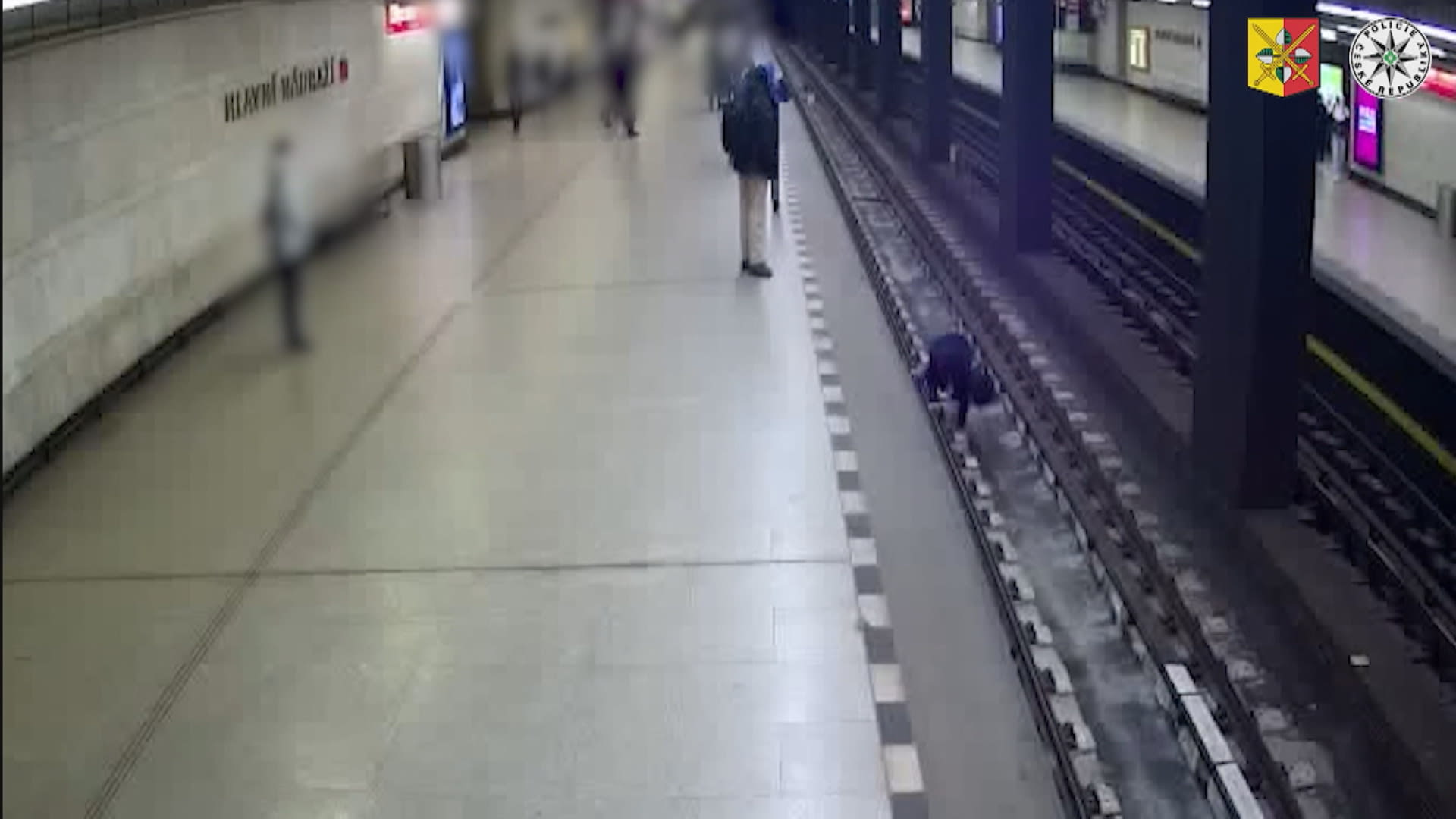 Muž vlezl do kolejiště.