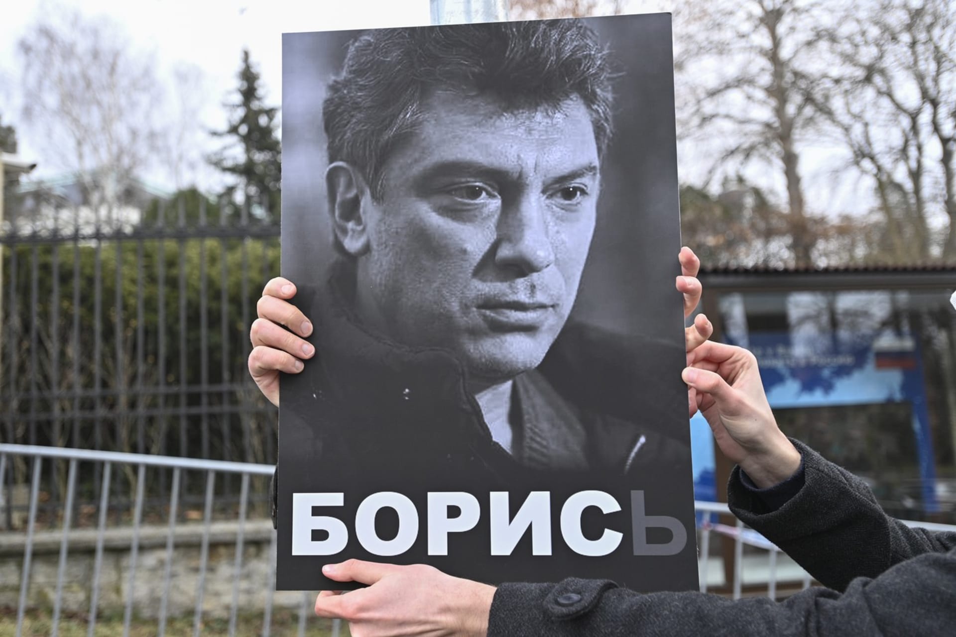 Setkání na památku Borise Němcova před ruskou ambasádou v Praze (27. 2. 2021)