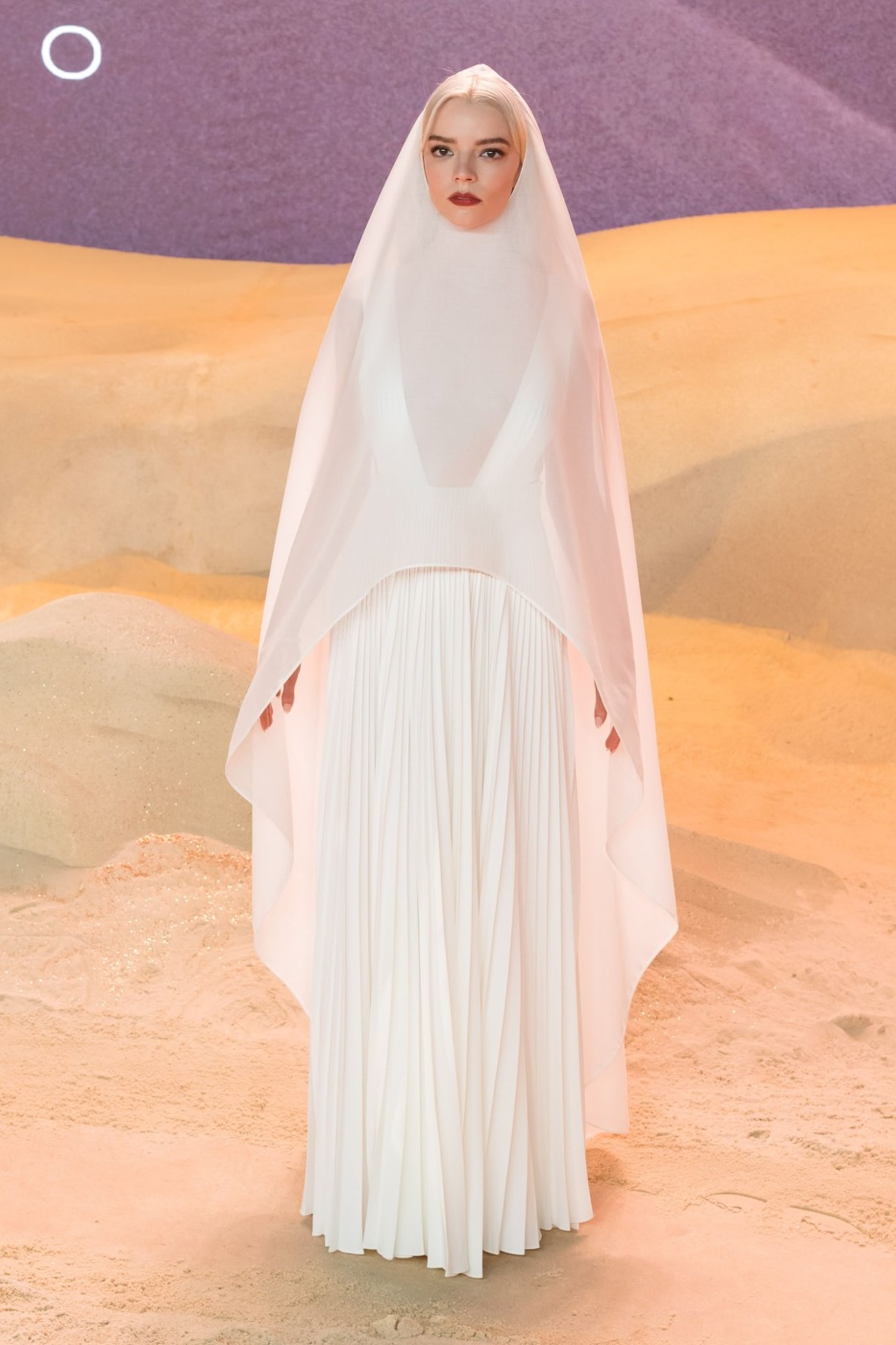 Anya Taylor-Joy v andělském modelu na londýnské premiéře druhé Duny
