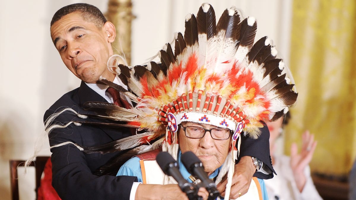 Barack Obama roku 2009 udělil poslednímu indiánskému náčelníkovi Joeu Medicine Crowovi Prezidentskou medaili svobody.