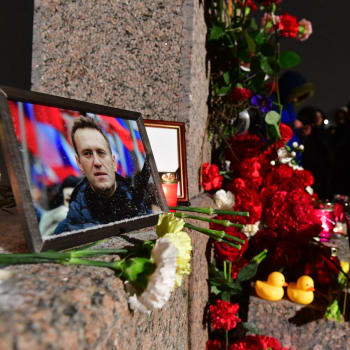 Pietní místo za Alexeje Navalného v Petrohadu (16. 2. 2024)