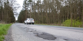 PŘEHLEDNĚ: Děravé silnice mohou zničit kola u auta. Jak postupovat při žádosti o odškodnění?