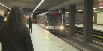 Drama v pražském metru. Muž skočil do kolejiště, neznámý agresor mu bránil vylézt
