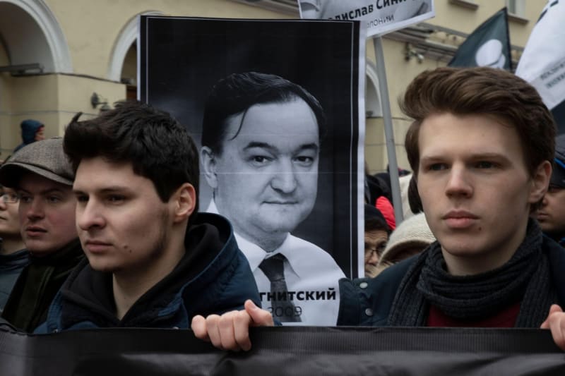 Portrét Sergeje Magnitského na demonstraci v Moskvě v roce 2020