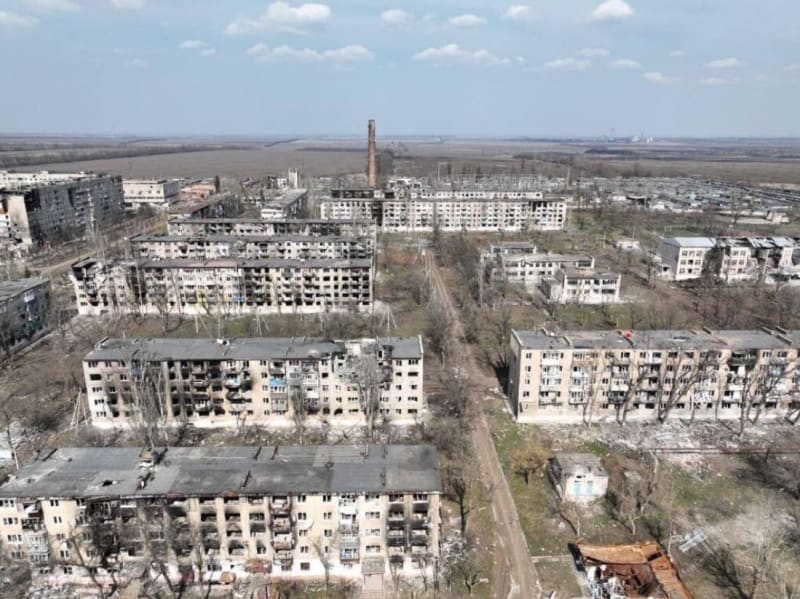 Ruskými vojsky rozstřílené město Vuhledar, keré má podobnou historii jako český Havířov, neboť bylo postaveno pro horníky. Leží asi 60 kilometrů od Doněcka.