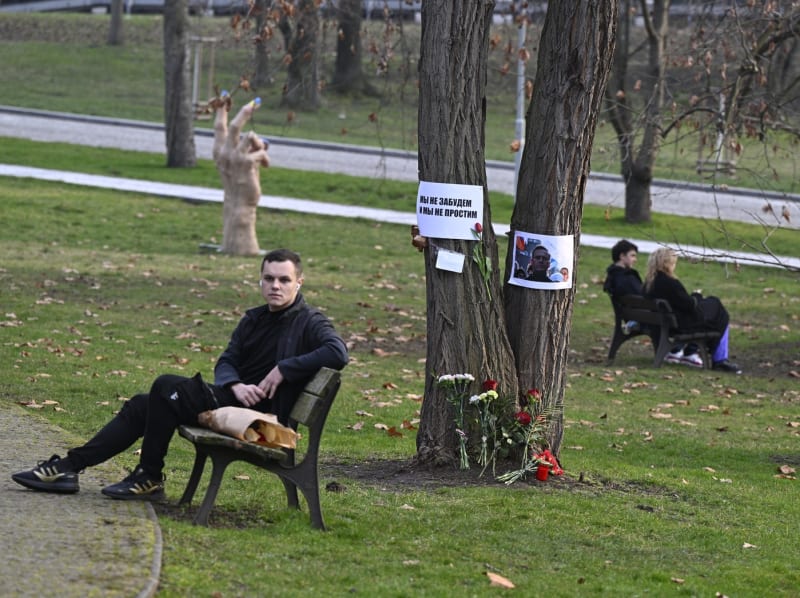 Lidé přišli uctít památku Navalného na náměstí Borise Němcova v Praze, kde sídlí velvyslanectví Ruské federace (16. 2. 2024).