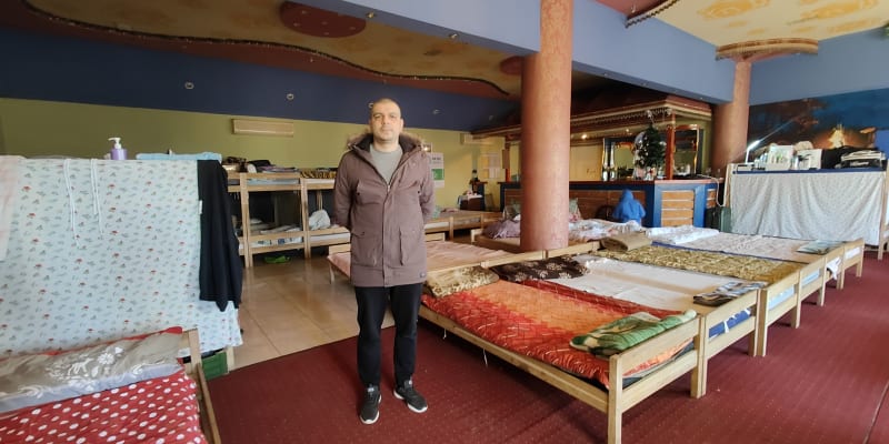 Správce uprchlického zařízení Blaho v ukrajinském Užhorodě Tiberi Kulčar. Záchytný tábor vznikl po ruské invazi v jediné romské restauraci a penzionu na Ukrajině, na snímku bývalá jídelna podniku Romani Jg.