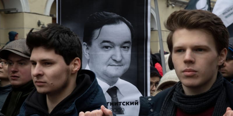 Portrét Sergeje Magnitského na demonstraci v Moskvě v roce 2020