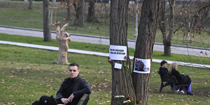 Lidé přišli uctít památku Navalného na Náměstí Borise Němcova v Praze, kde sídlí velvyslanectví Ruské federace (16. 2. 2024).
