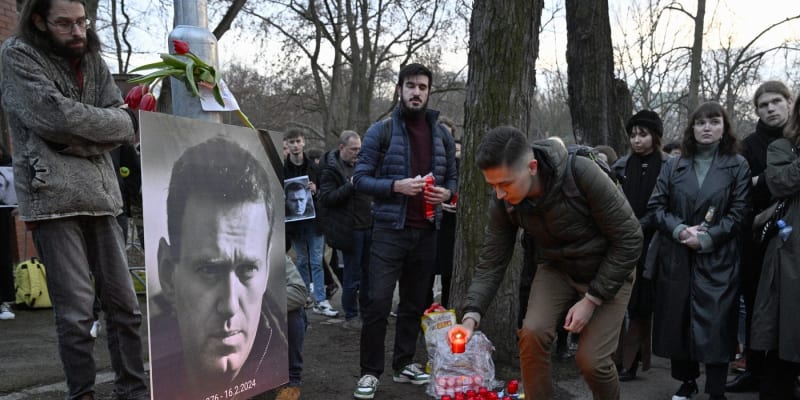 Lidé přišli uctít památku Navalného na Náměstí Borise Němcova v Praze, kde sídlí velvyslanectví Ruské federace (16. 2. 2024).