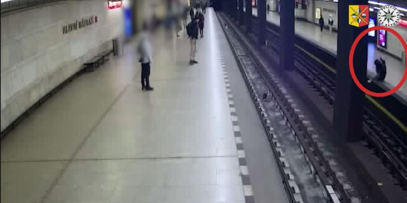 Muž vlezl do kolejiště.