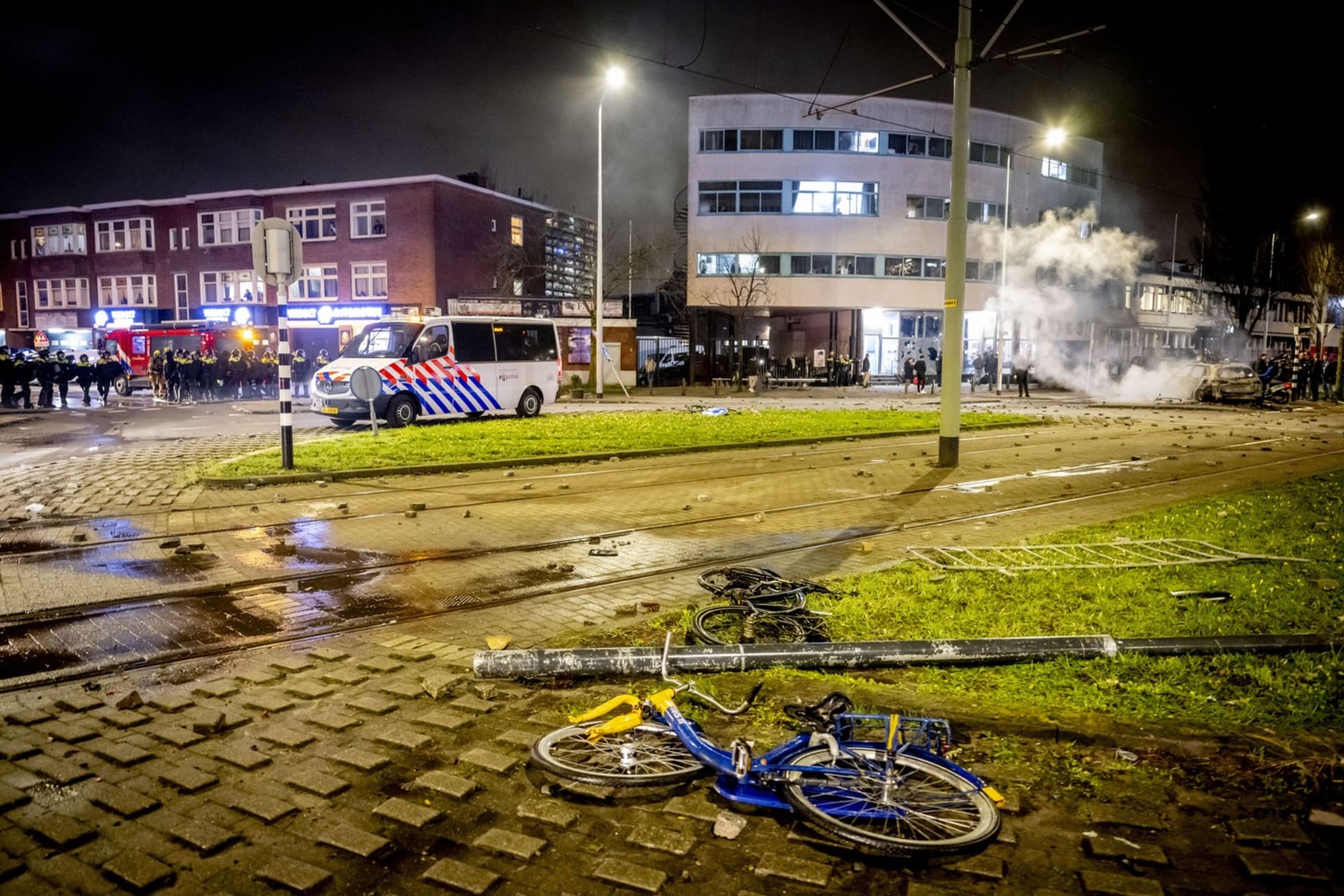 V centru nizozemského Haagu propukly nepokoje (17. 2. 2024).