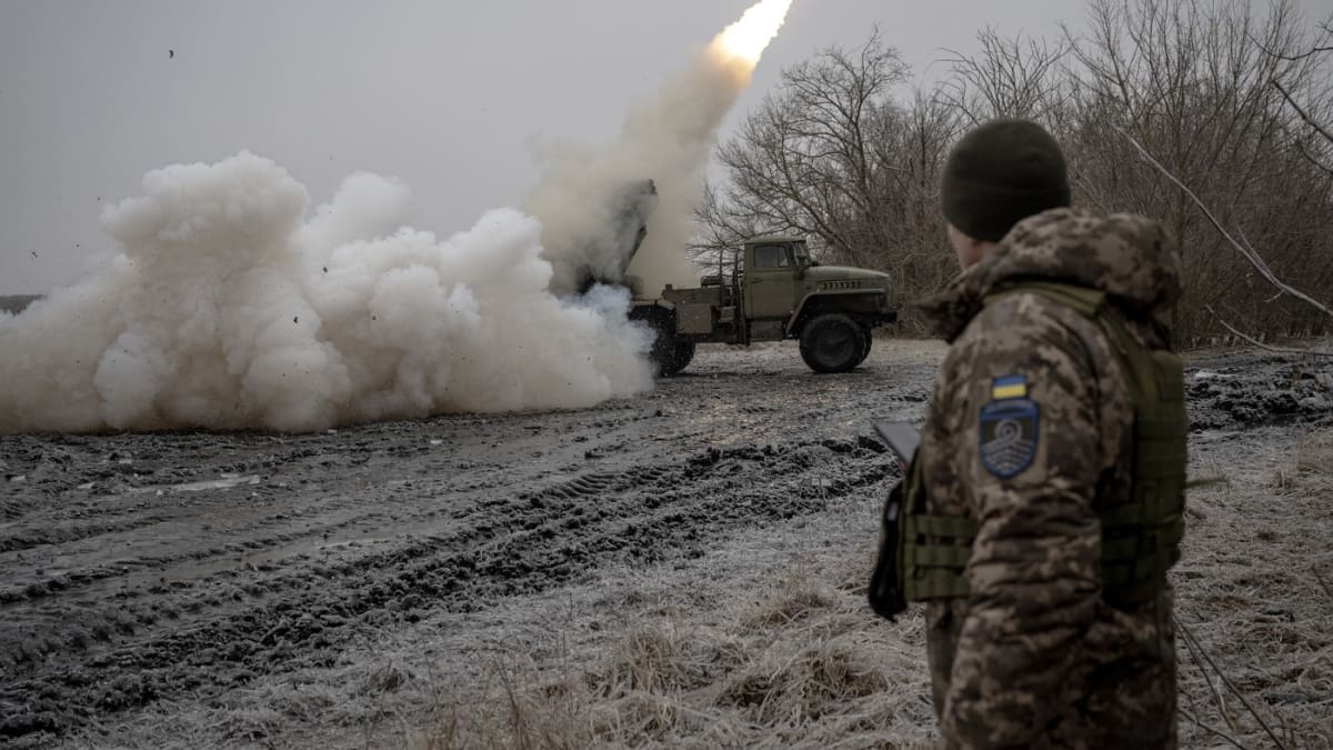 Ukrajinci pali na ruske pozice u Avdijivky.