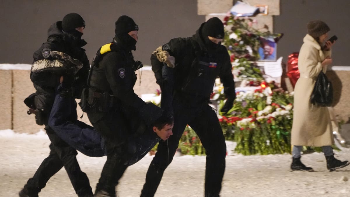 Policisté zadrželi muže, který přinesl květiny na památku Alexeje Navalného v Petrohradu.  