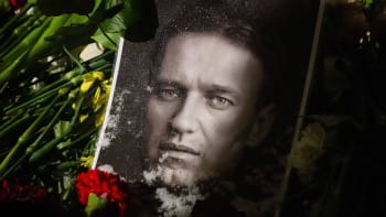 Pohřeb Navalného v Moskvě: S převozem těla byly problémy, na cestách k chrámu stojí zábrany